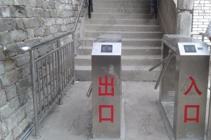 室外?三輥閘下雨天怎么做防護？創(chuàng)新通西安三輥閘廠家為您詳細介紹